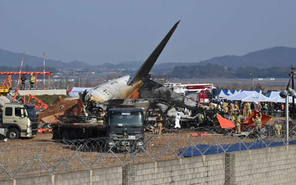 South korea plane crash: दक्षिण कोरिया में लैंडिंग करते समय प्लेन हुआ क्रैश, हादसे में गई 179 लोगों की जान!